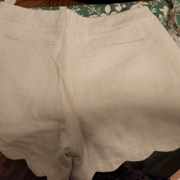 Cynthia Rowley size 4 dress shorts with scalloped him and scalloped pockets - Picture 3 of 4